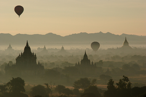 2009363284_948911c2_bagan-myanmar-burma-buddhism-ballooning-David-Haberlah.jpg