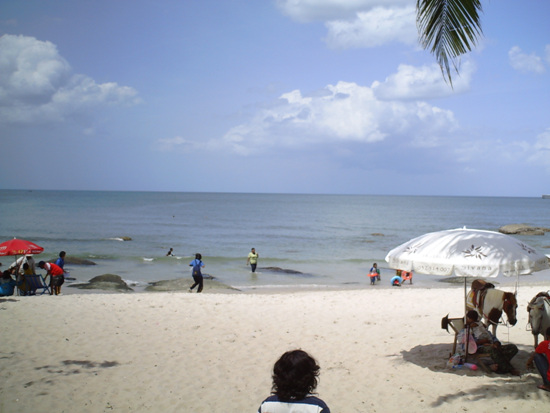 2088251720_dce3ee57_huahin%2Bbeach1.jpg