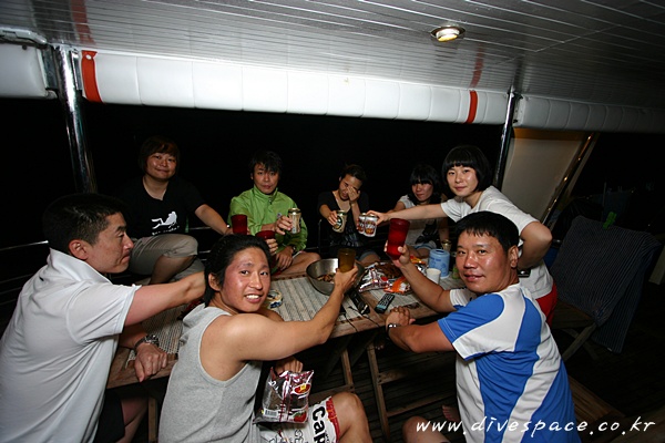 2090729089_fd9379b0_night%2B281229.JPG