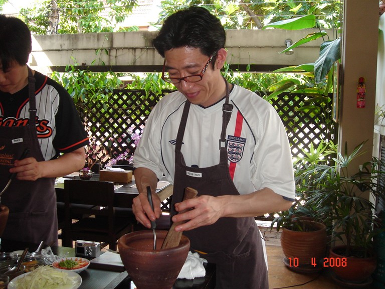 Apr17101708_Jong17Hun17prepare17papaya17salad.JPG